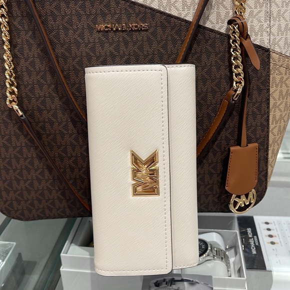 Michael Kors Mimi Large Saffiano Leather Bi-Fold Continental Wallet
Optic White - Picture 16 of 16